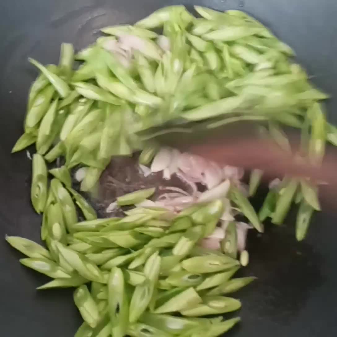 Foto langkah ke 2 dari resep Tumis Buncis Bakso Ikan.