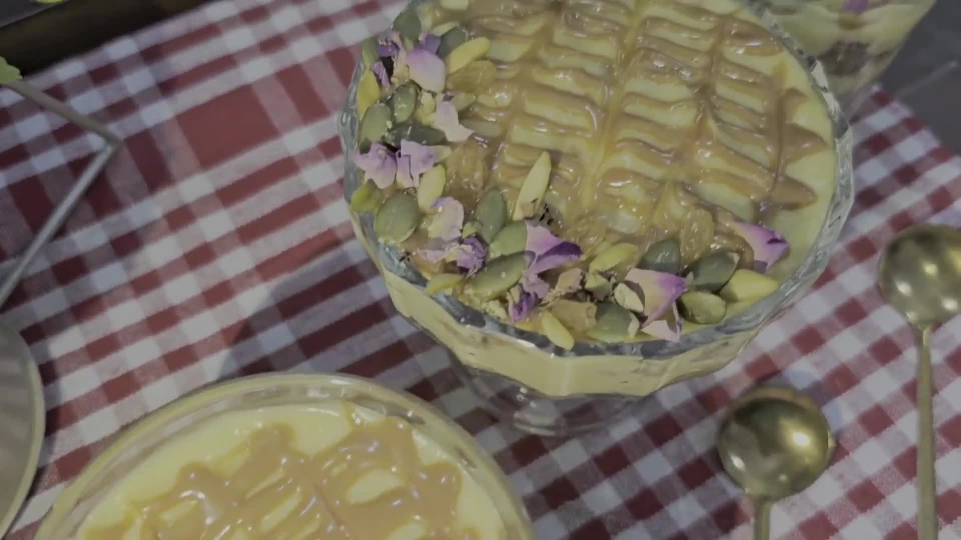 صورة لخطوة 7 من وصفة كاسات الكاسترد ببواقي الكيك 🍮🍰🍨