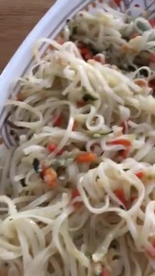 Une image de l'étape 3 de Nouilles de riz aux légumes et yakitori.