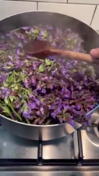 A picture of step 5 of Sage Blossom Cordial (Sok od Kadulje).