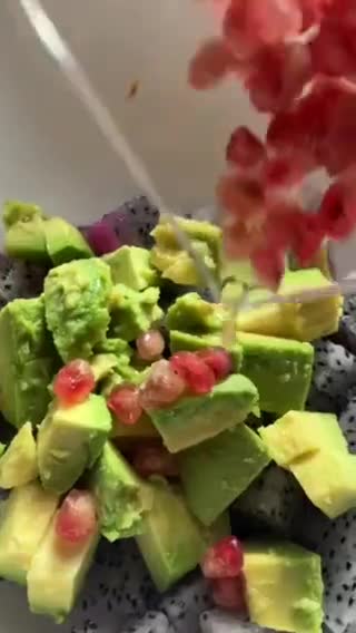 Foto del paso 5 de la receta: Postre de fruta del dragón, aguacate, granada y miel