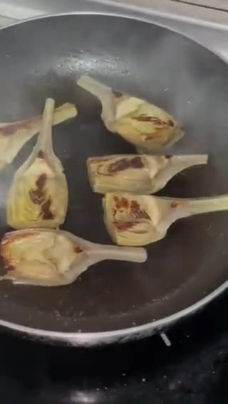 Foto del paso 5 de la receta: Alcachofa con crujiente de Jamón Ibérico Huevo Poché Boniato paja y Crema de Guisantes