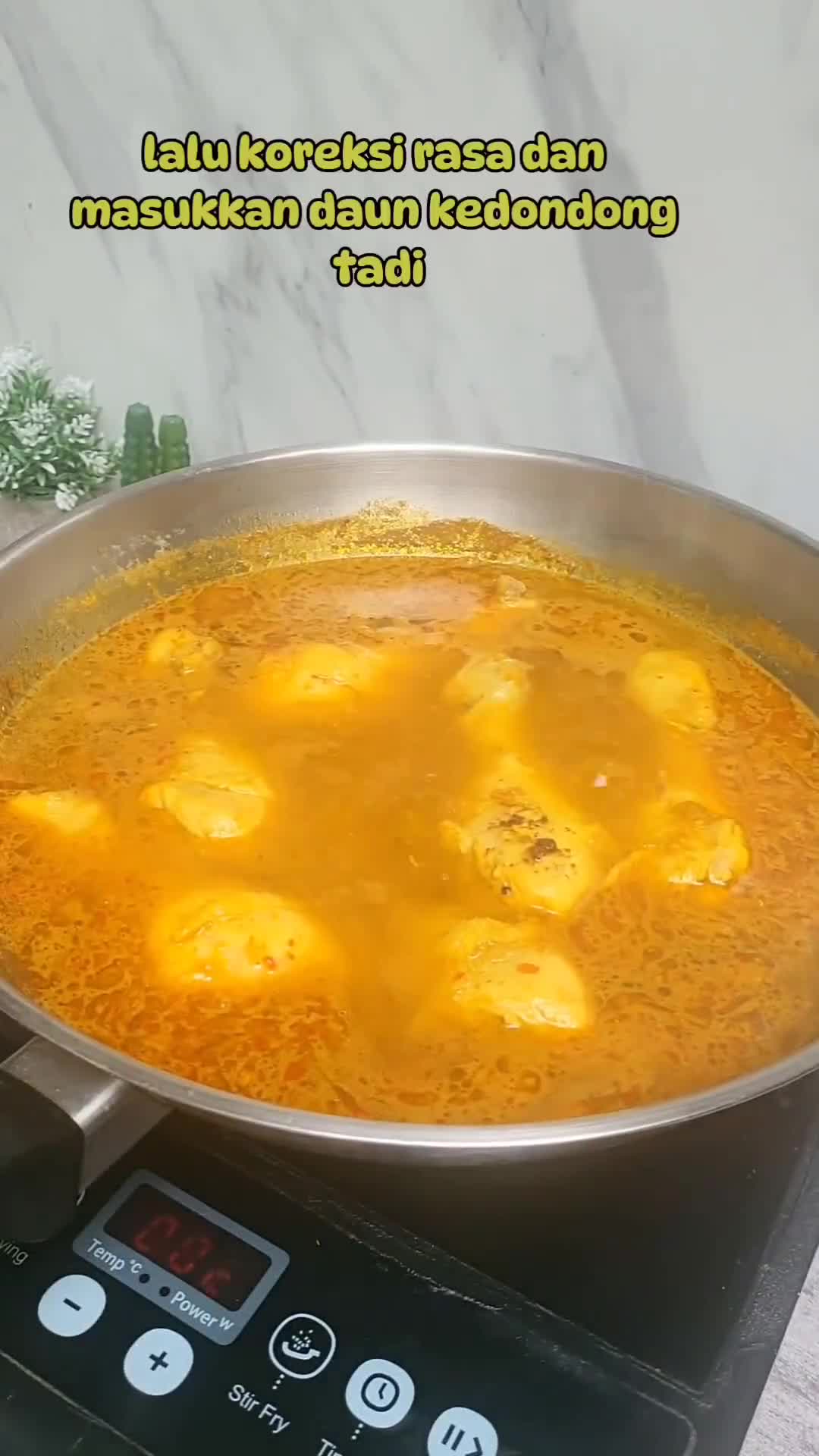 Foto langkah ke 3 dari resep Ayam Lempah Kuning Daun Kedondong.