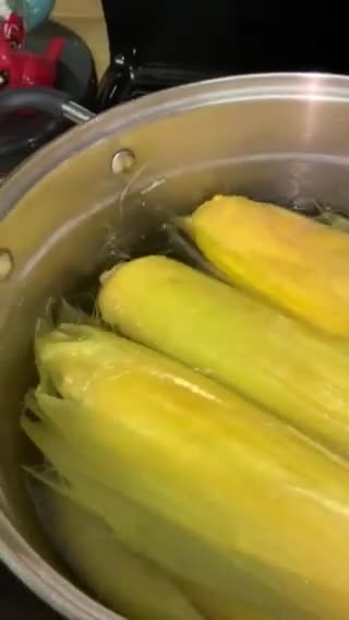 Foto del paso 1 de la receta: Elotes con Queso y Crema #lacoinadeconsuelo #saboraMexico