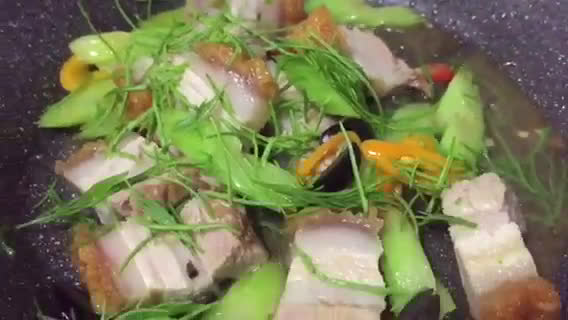 รูปขั้นตอนการทำที่ 2 ของ หมูกรอบ5ห่วง(เซเลอรี่ ชะอม มะกอกดำ พริกแดง พริกเหลือง)