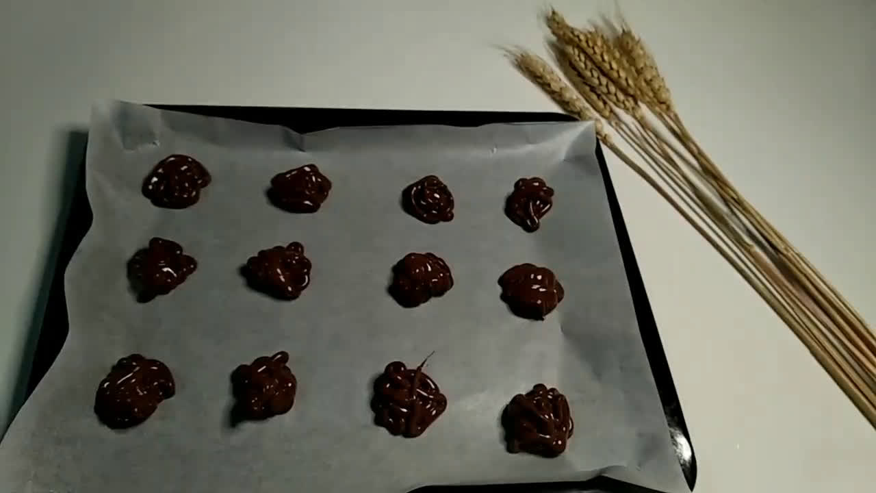 Foto langkah ke 1 dari resep Chocolate chips crunchy tanpa mixer / kue coklat kriuk.
