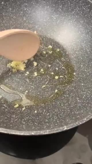 Foto del paso 2 de la receta: Revuelto de setas con jamón y un ajo