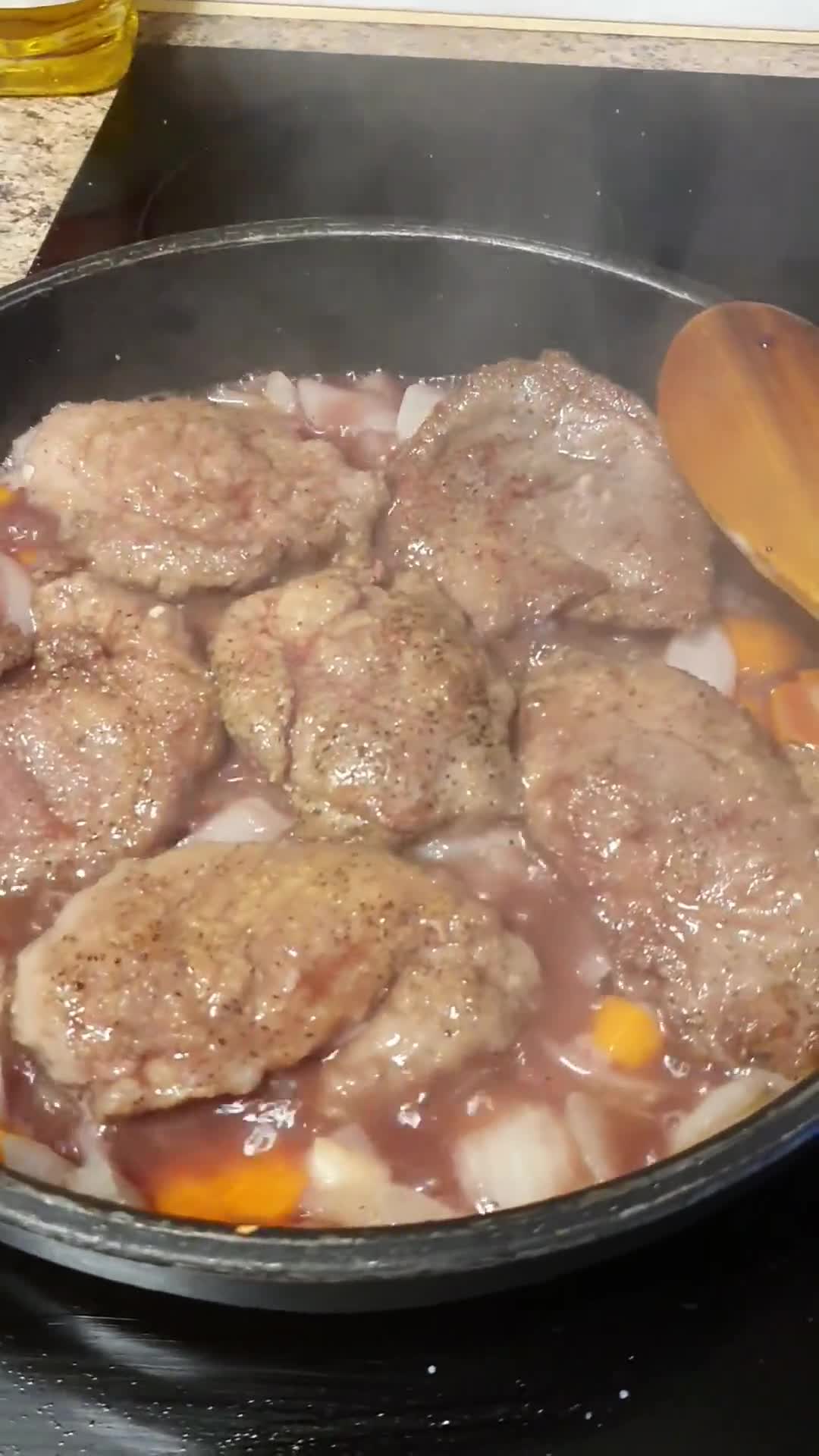Foto del paso 2 de la receta: Carrillera de cerdo en salsa con toque de frambuesa