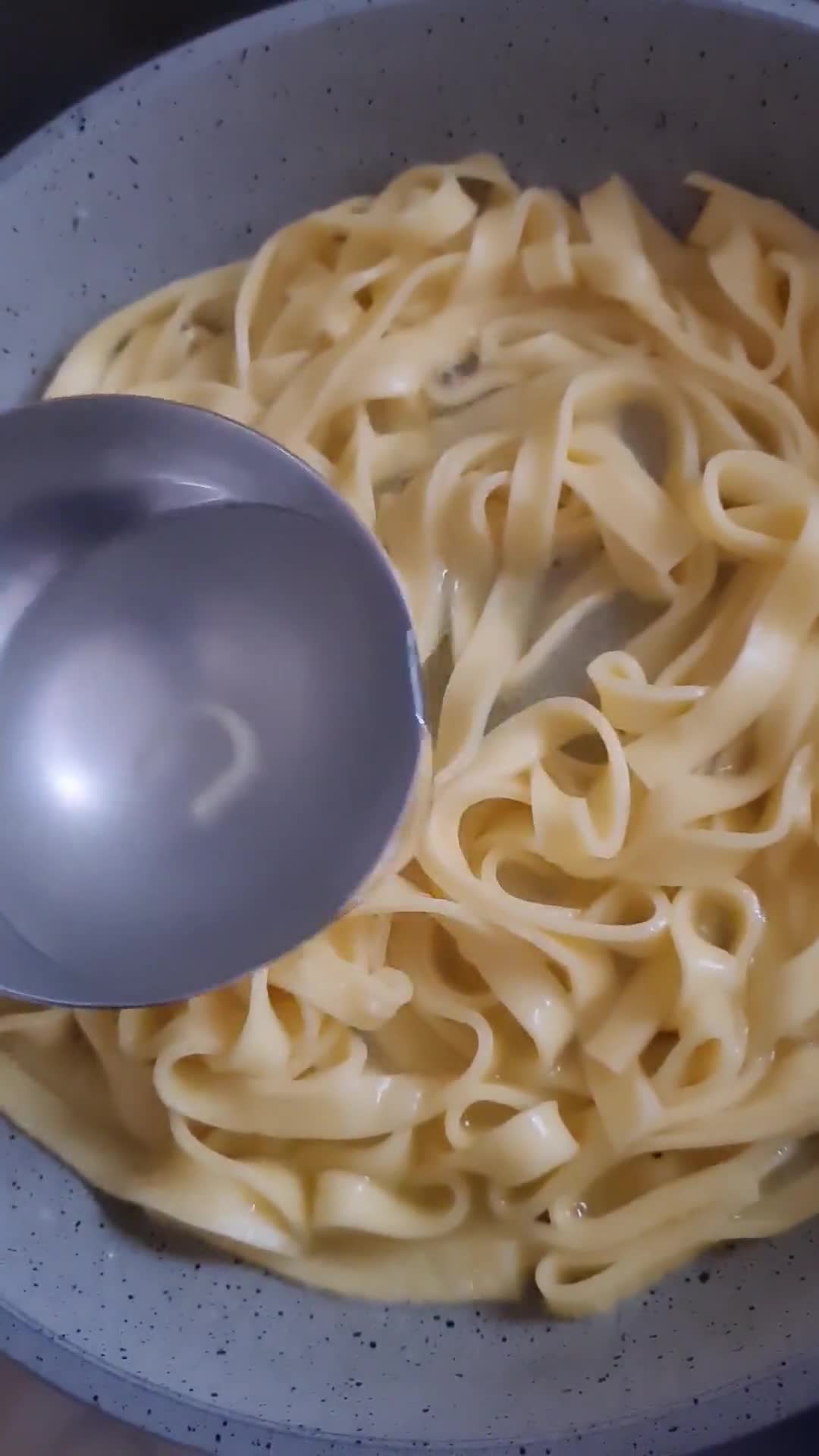 Foto del paso 3 de la receta: Fettuccine "Alfredo" de Alfredo alla Scrofa restaurant en Roma, Italia 🇮🇹 🍝