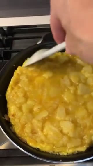A picture of step 8 of Tortilla de Patatas (Spanish Omelet with Potatoes).