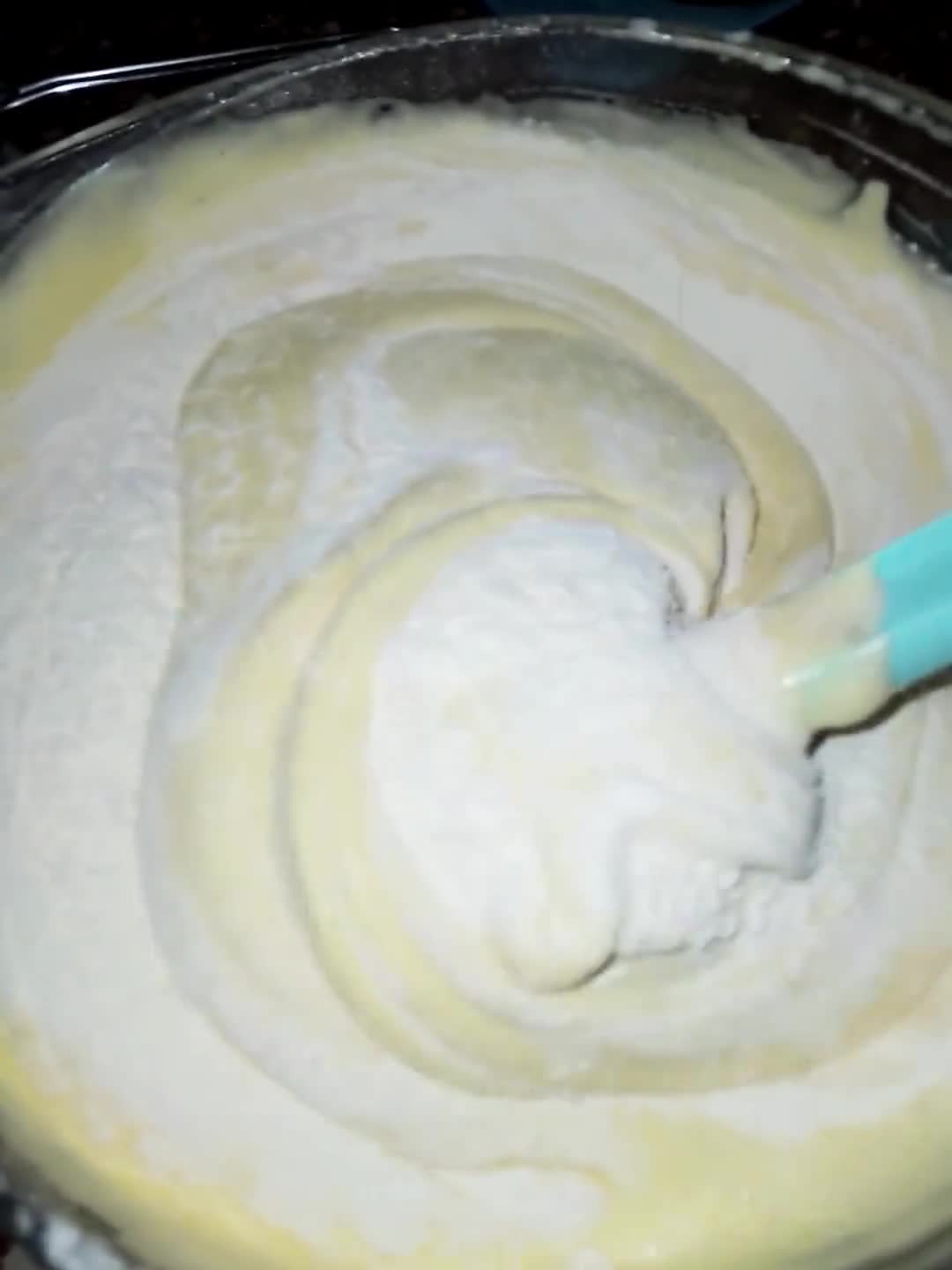 Foto del paso 3 de la receta: Arrollado de vainilla con Dulce de Leche y Ramitas de Chocolate 🍫