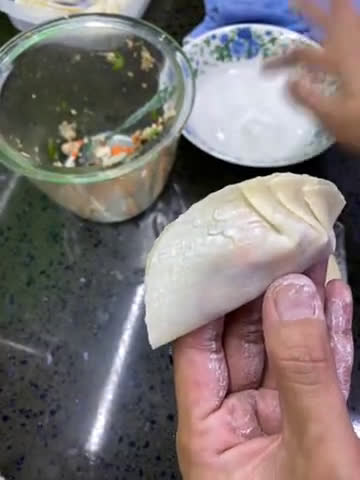 Gambar langkah 6 resipi Dumpling Ikan bersama Cendawan (Goreng dan Kukus).