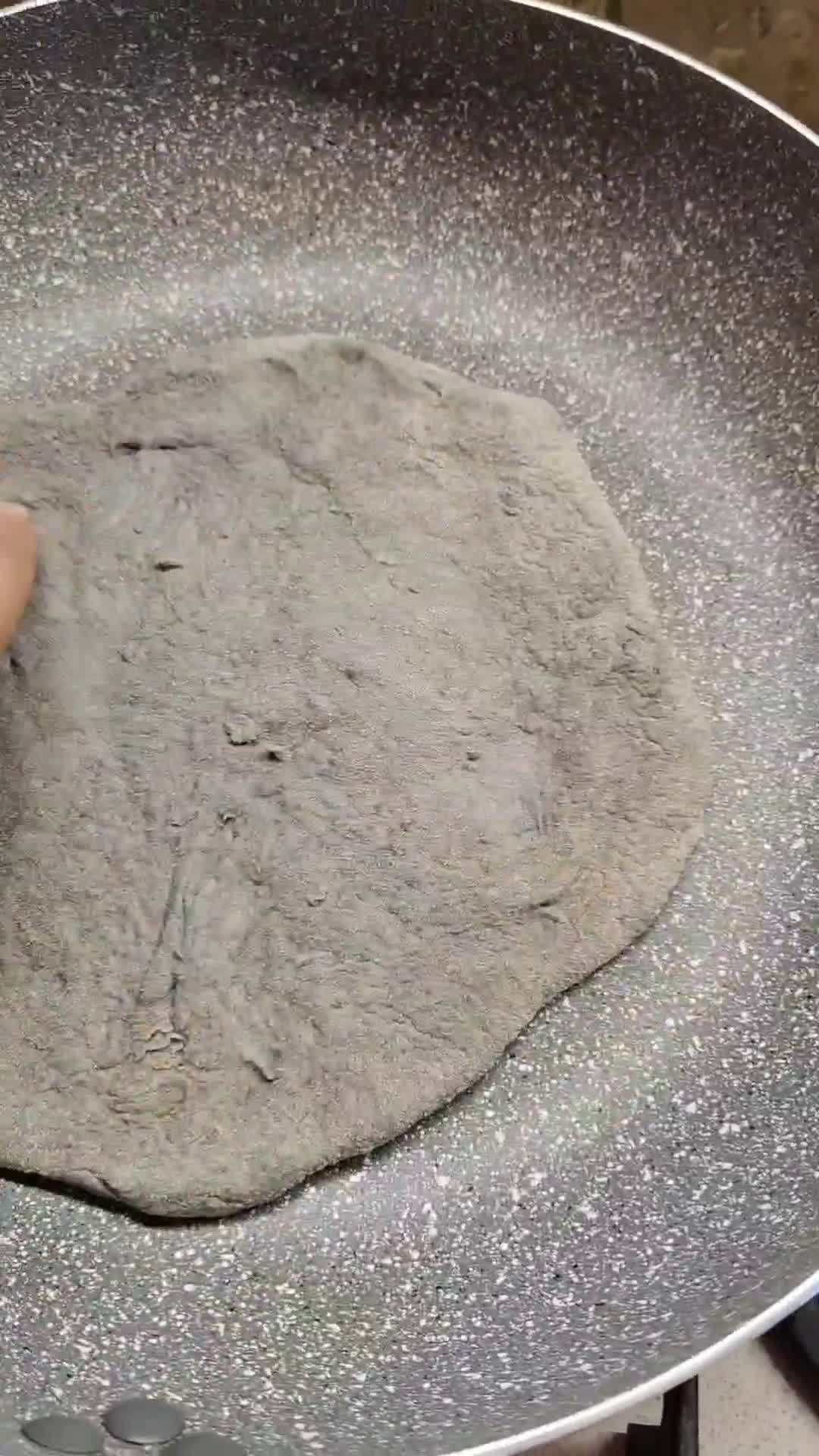 Foto del passaggio 4 della ricetta Focaccia al nero di seppia gourmet