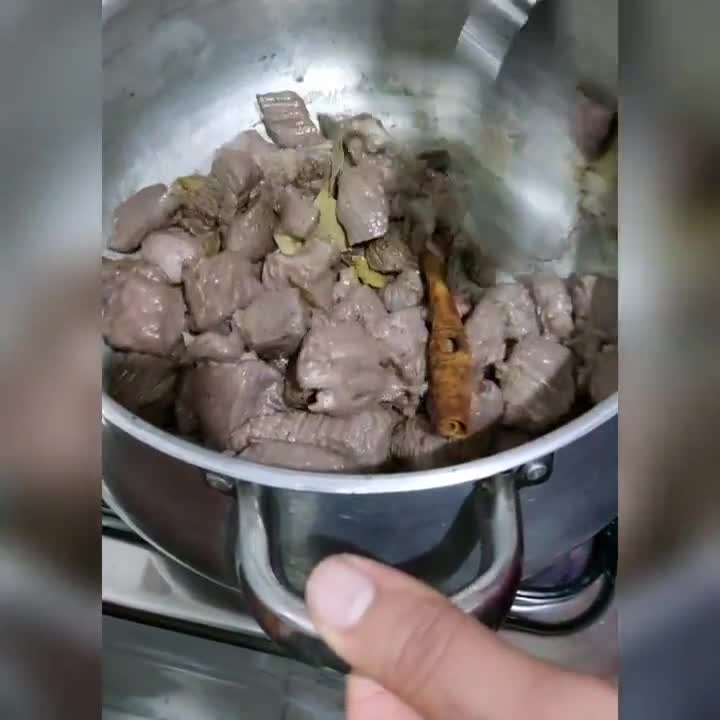 صورة لخطوة 2 من وصفة ارز بالفول الأخضر واللحمه 👌