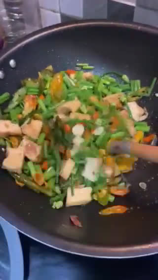 Foto langkah ke 3 dari resep Oseng bunga bawang.
