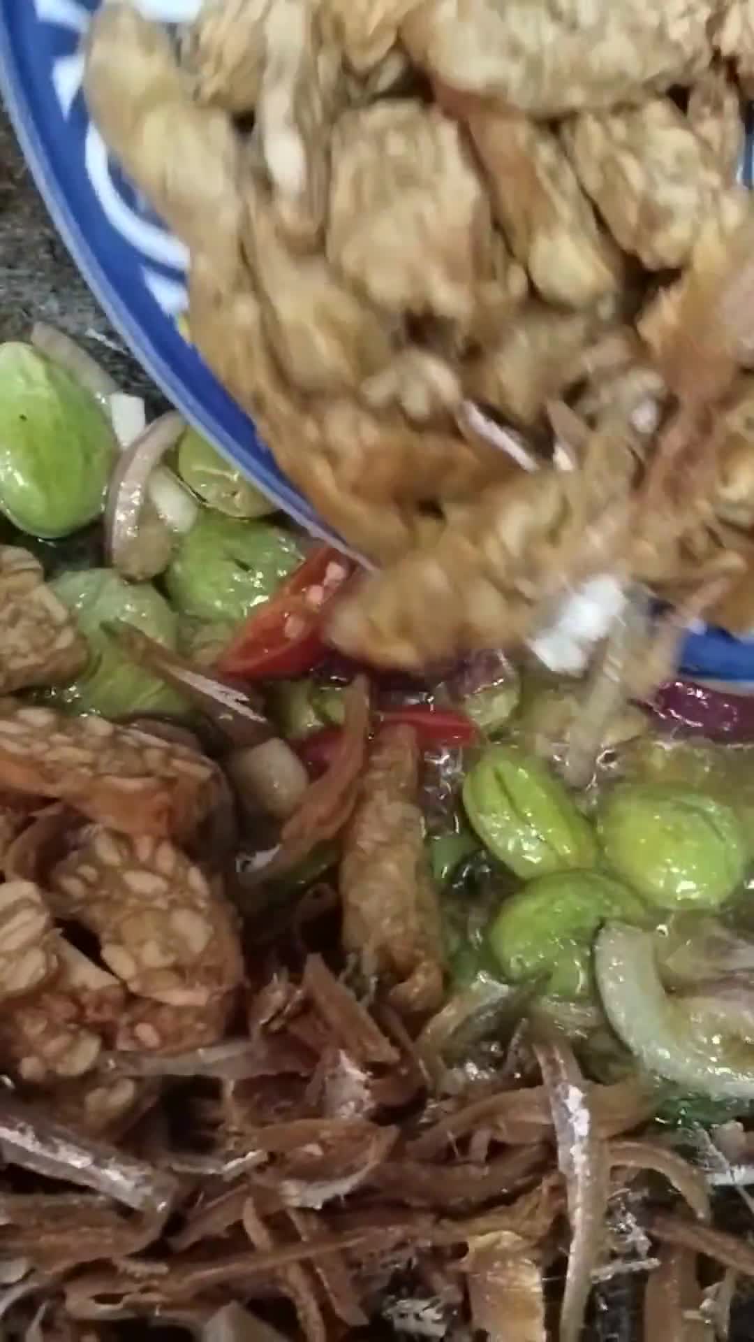 Gambar langkah 2 resipi Bilis goreng, petai & tempe.