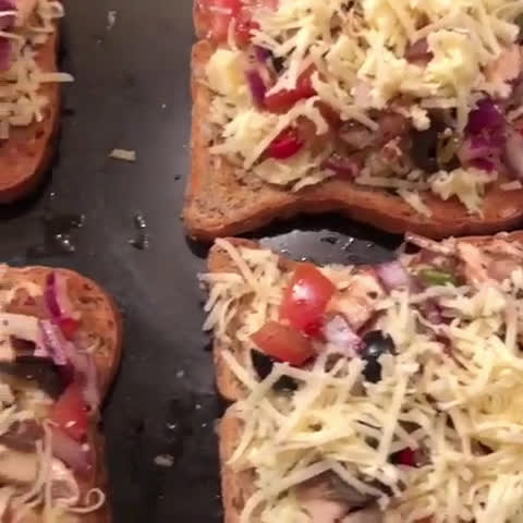 Foto langkah ke 2 dari resep Resep Simple Pizza/ Pizza ala ala / Pizza.