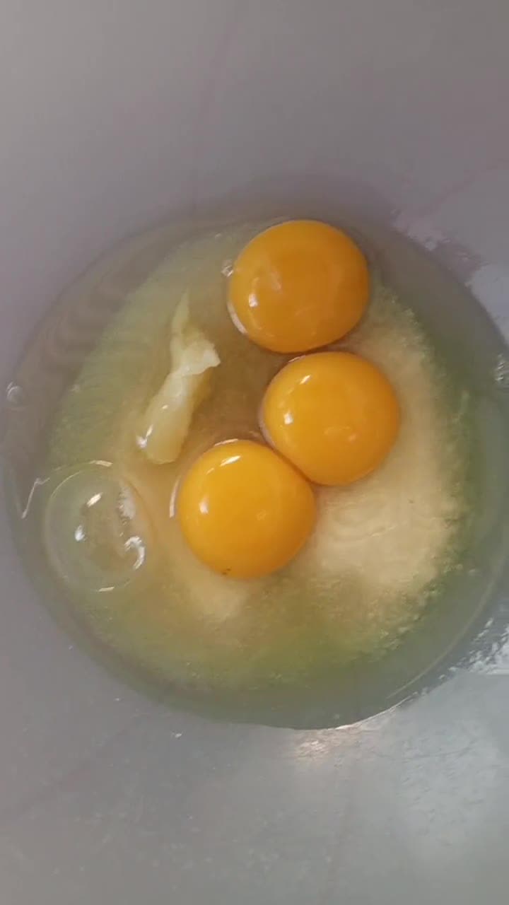 Foto langkah ke 1 dari resep Bolu Kukus Neapolitan.