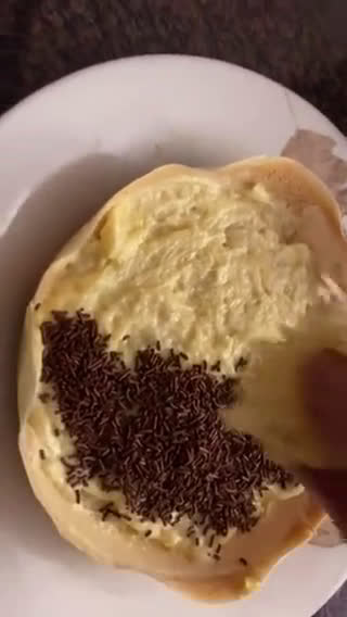 A picture of step 4 of Indonesian style sweet pancake.