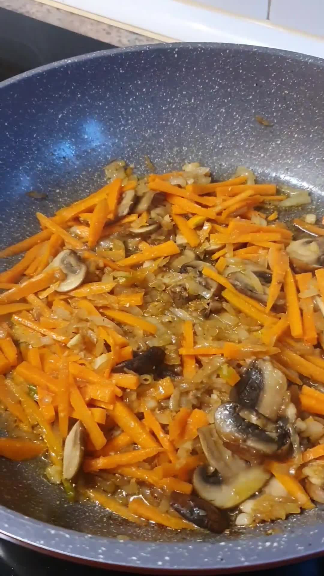 Foto del paso 2 de la receta: Pechuga de pavo en salsa de brandy con portobello y vegetales