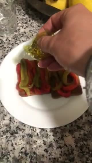 Foto del paso 4 de la receta: Tostas de caballa con pimientos asados