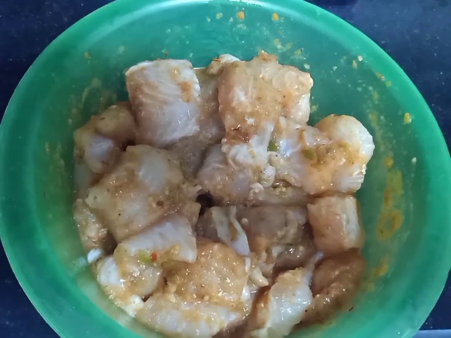 صورة لخطوة 1 من وصفة فيليه سمك مقلي ومقرمش بتتبيلة وطعم لذيذ 😋