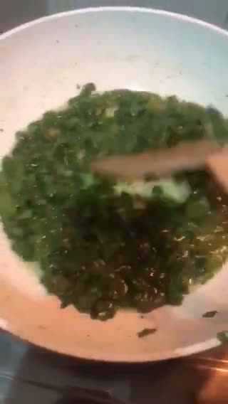 Foto langkah ke 3 dari resep Kailan Goreng Siram Saus Jamur.