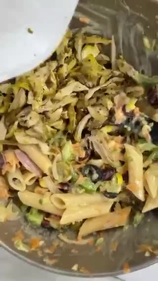 صورة لخطوة 4 من وصفة سلطة مكرونة الكينوا بالدجاج والخضار 🥗😋