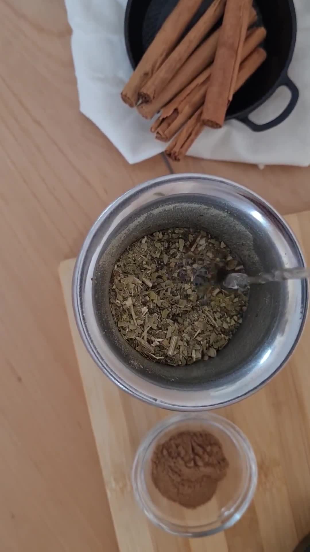 Foto del paso 1 de la receta: Mate "endulzado" con canela🧉🌸