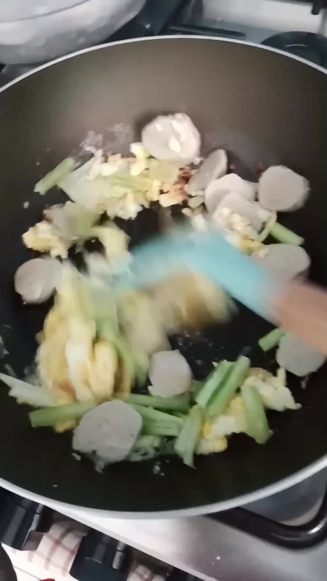 Foto langkah ke 2 dari resep Fettuccine Kwetiau Bakso ala Solaria.