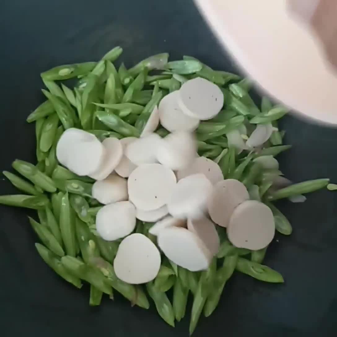 Foto langkah ke 3 dari resep Tumis Buncis Bakso Ikan.