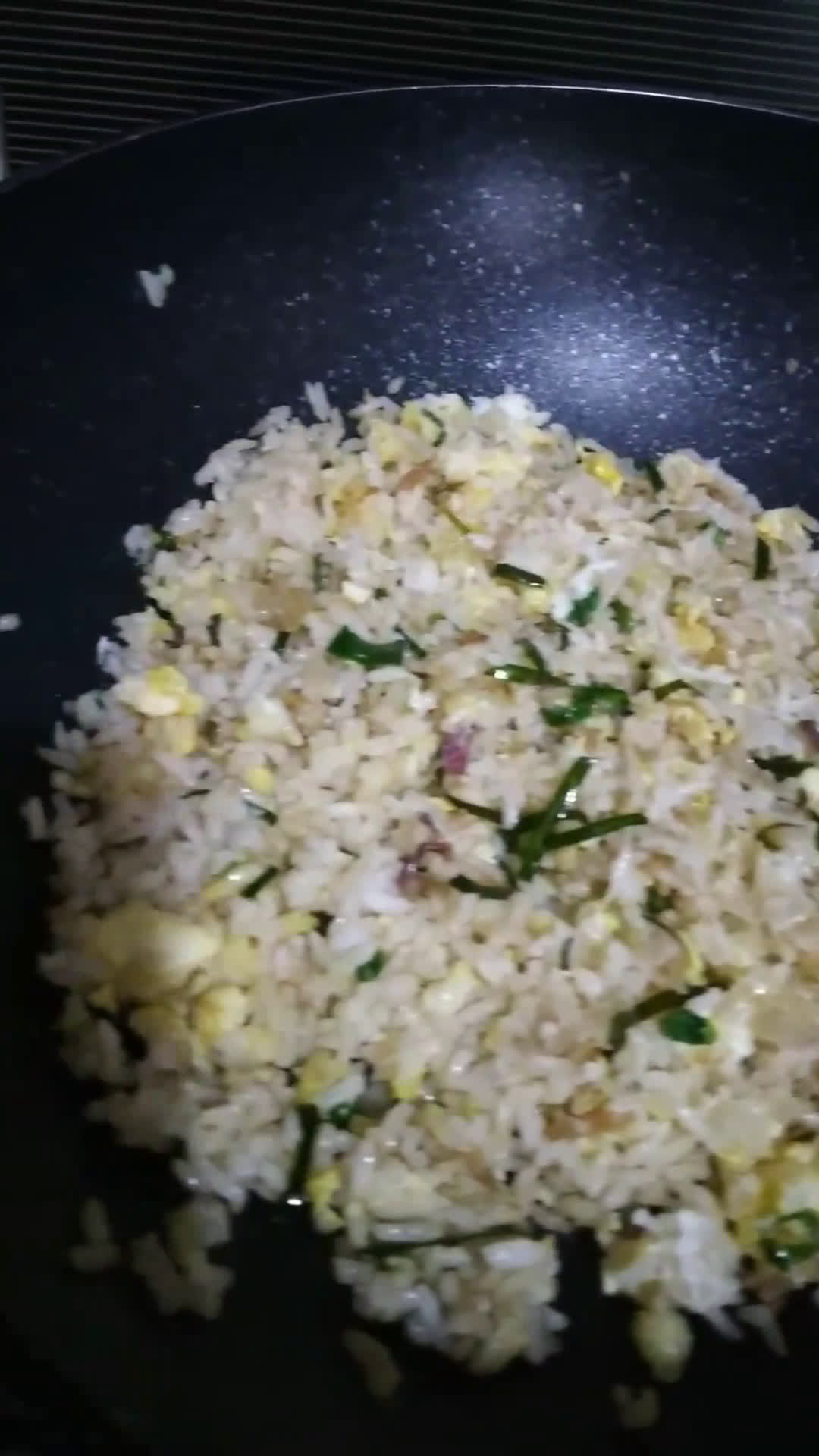 Foto langkah ke 4 dari resep Nasi Goreng Daun Jeruk.