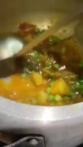 आलू बैंगन और मटर की कुकर वाली सब्ज़ी (Aloo baingan aur matar ki cooker wali sabzi recipe in hindi) रेसिपी चरण 3 फोटो