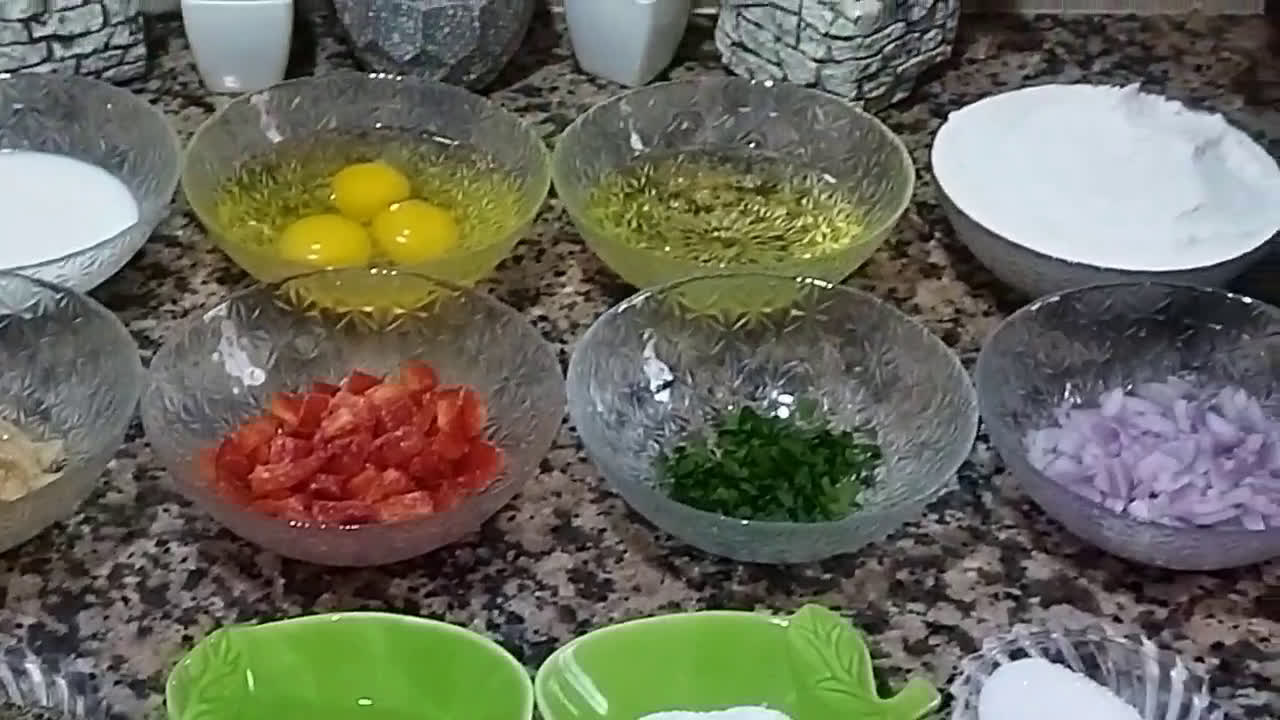 صورة لخطوة 1 من وصفة كيكة مالحة بالخضر و تونة والبشاميل رائعة جدا فالمداق 👌