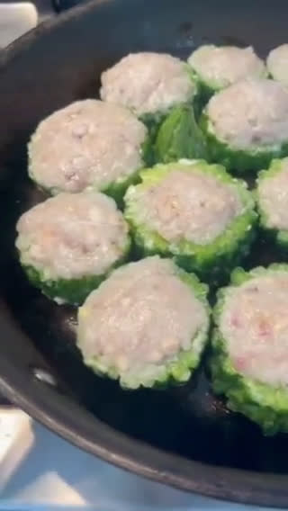 Foto del paso 4 de la receta: Balsamina rellena de pescado (comida china)