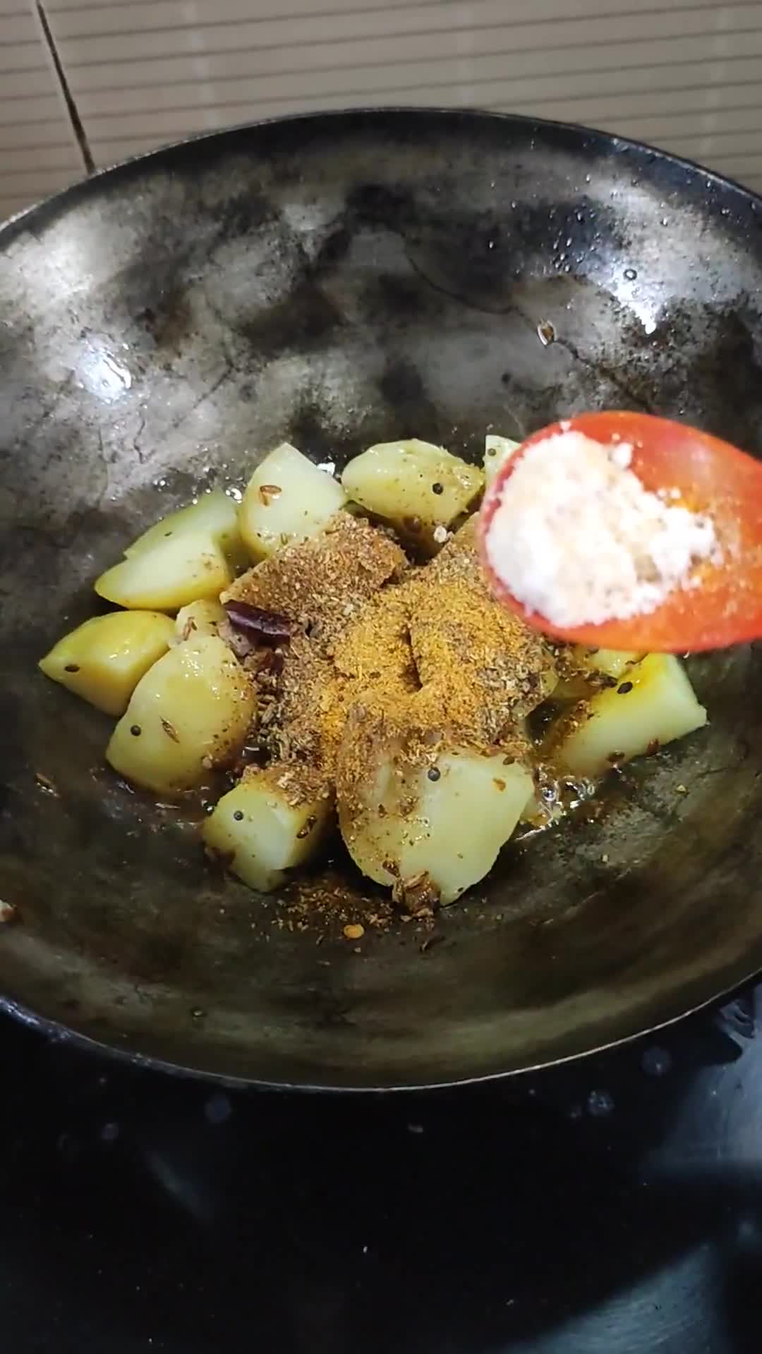 आलू के गुटके(aloo ke gutke recipe in hindi) रेसिपी चरण 4 फोटो