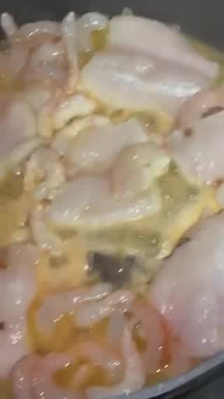 Foto del paso 5 de la receta: Lomos de Merluza y Gambas con Crema de guisantes 🫛