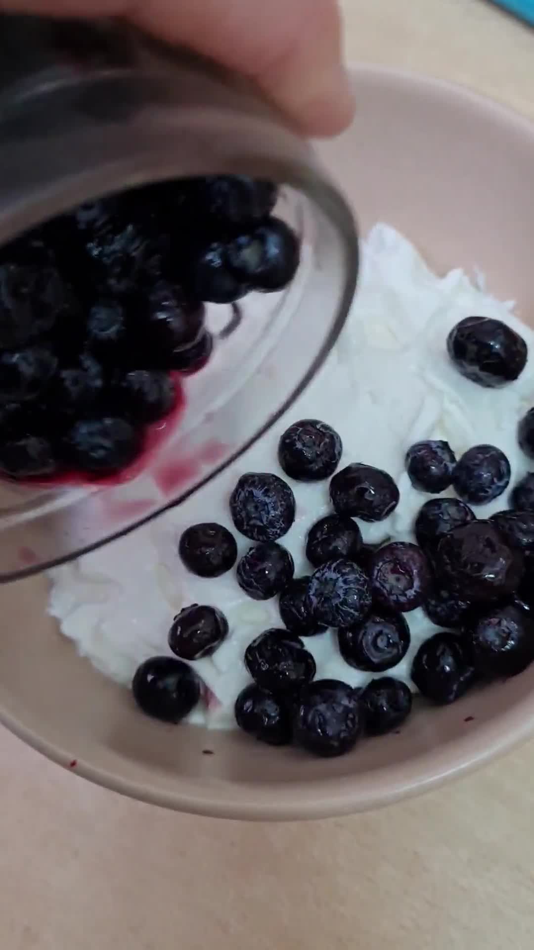 Foto del paso 4 de la receta: Smoothie bowl de yogur griego con corazón de mantequilla de maní 🥜 🥣