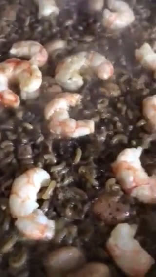 Foto del paso 9 de la receta: Fideuà de chipirones 🦑 y gambas 🍤