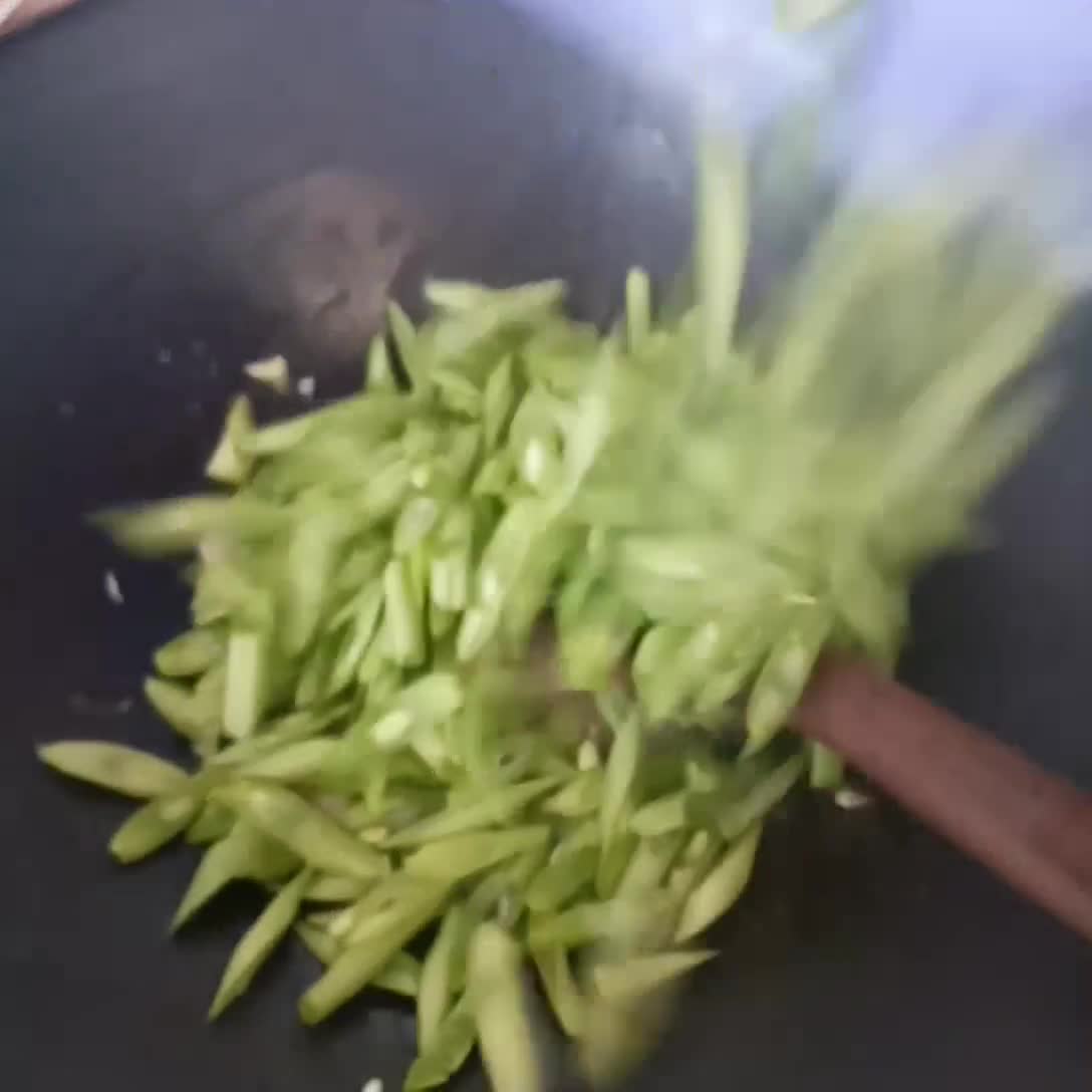 Foto langkah ke 2 dari resep Tumis Buncis Bakso Ikan.