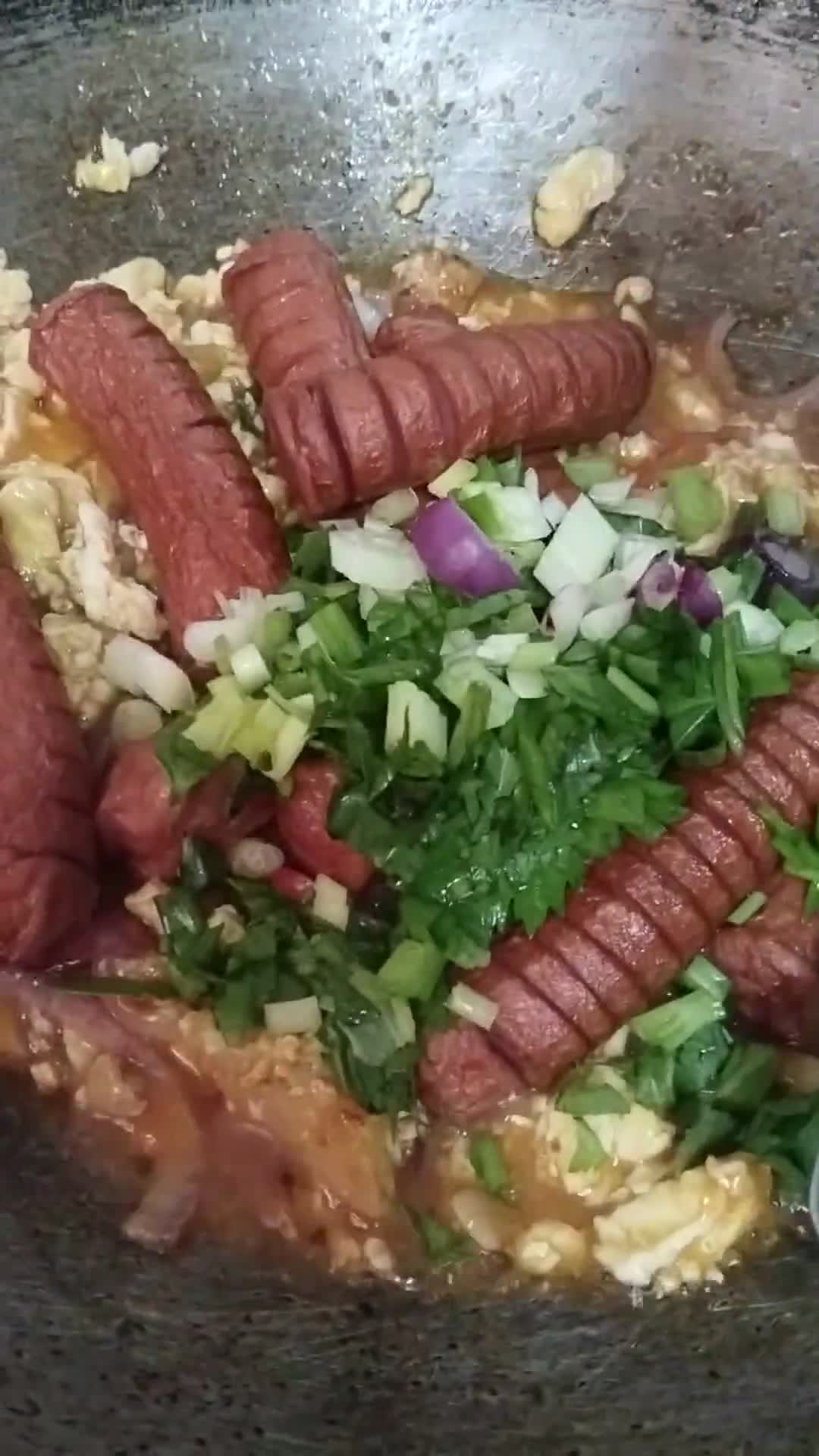 Gambar langkah 3 resipi Sosej telur masak sos.