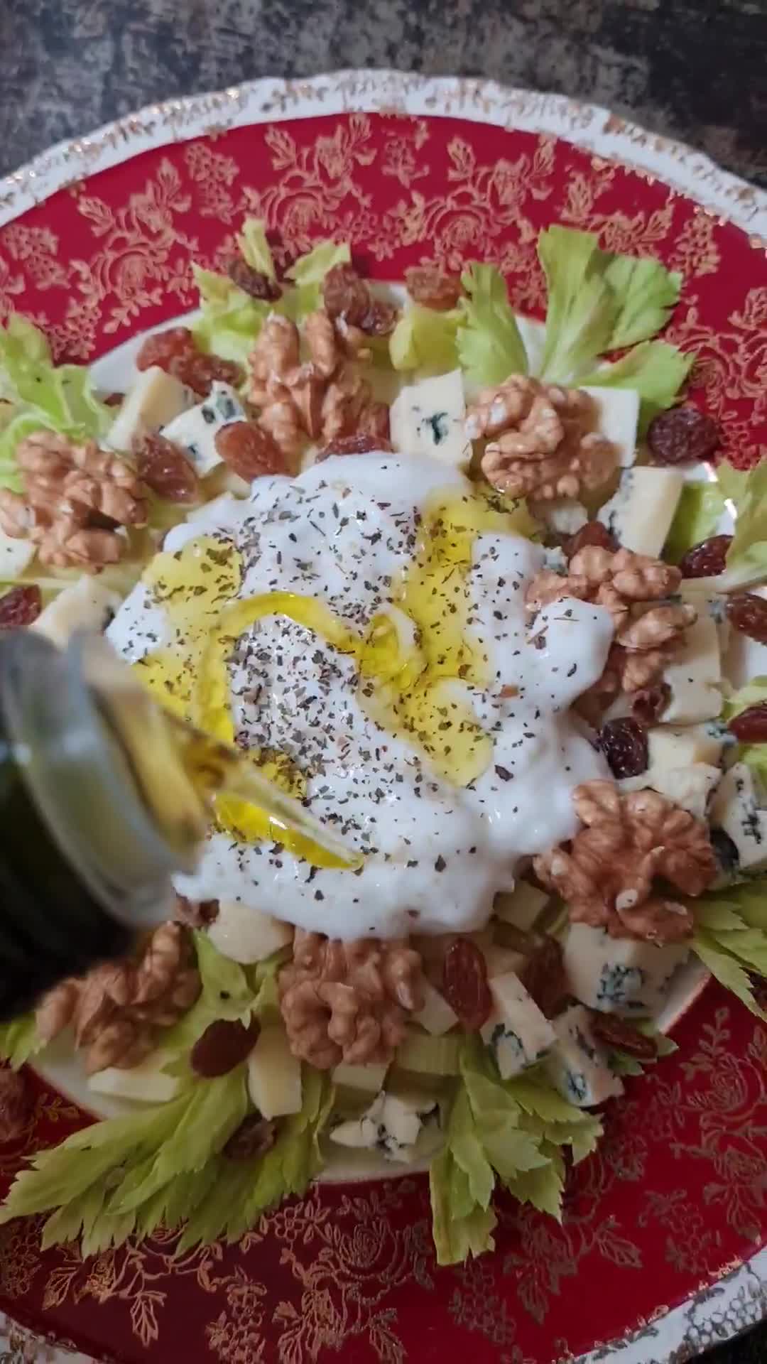 Foto del paso 4 de la receta: Ensalada de apio, nueces, pasas rubias y queso azul + agua de apio 💧 (receta de aprovechamiento)