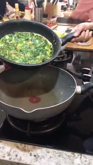 Foto langkah ke 4 dari resep Omelette katuk.