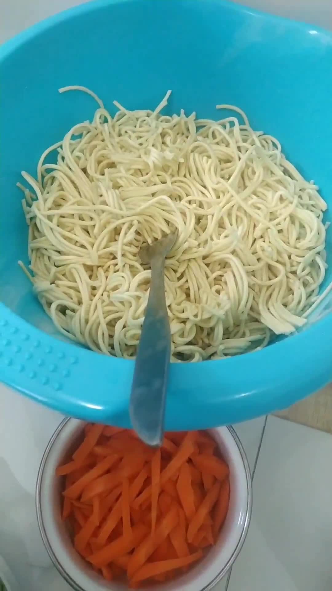 Foto langkah ke 1 dari resep Mie Goreng Simple ala D'Raraz.