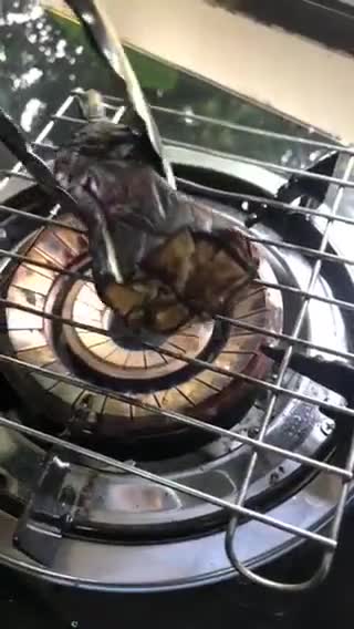 Gambar langkah 1 resipi Terung Bakar Kuah Santan.