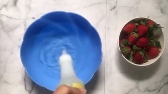 Foto langkah ke 1 dari resep Korean Strawberry Milk.