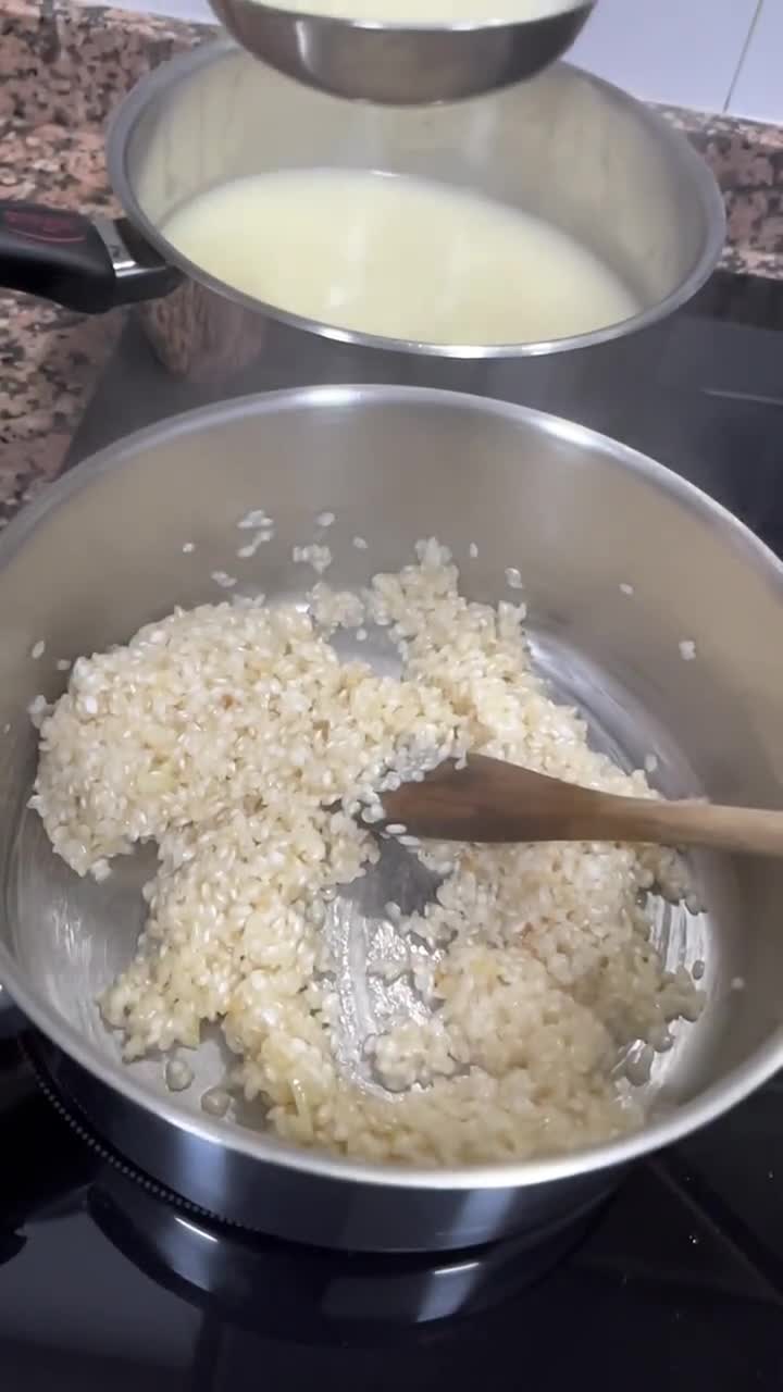 Foto del paso 2 de la receta: Risotto de pera, nueces y torta del casar 🍐 🧀 🍐