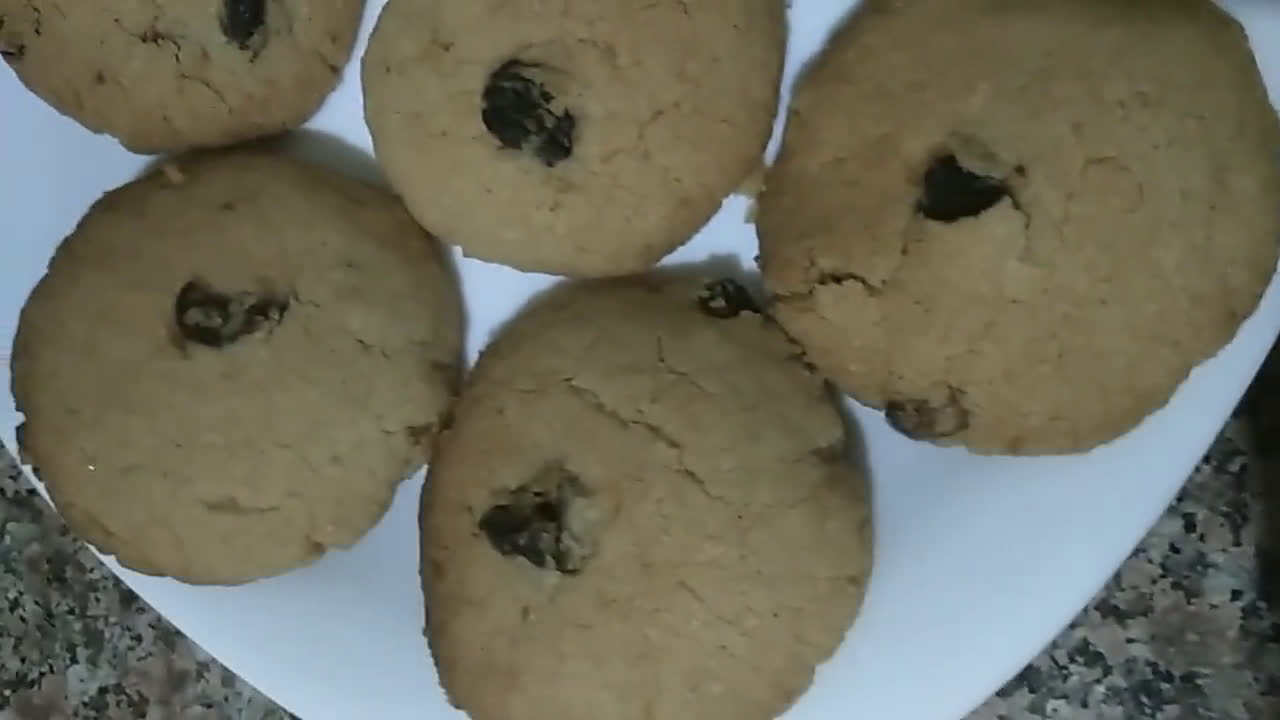 Une image de l'étape 3 de Biscuit 🍪 aux duo raisins secs (jaune /noire) et a la cannelle.
