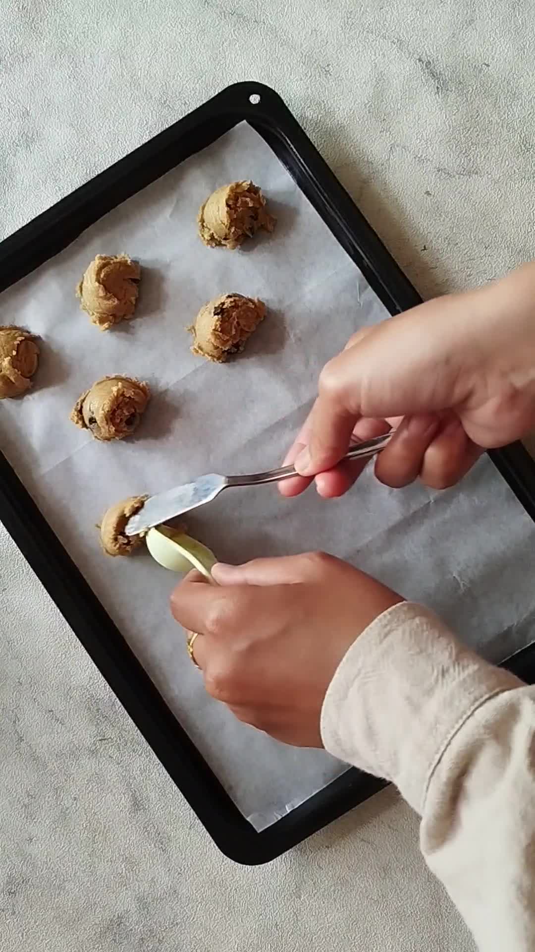 Foto langkah ke 6 dari resep Mini Chocolate Chips Cookies ala Famous Amos.