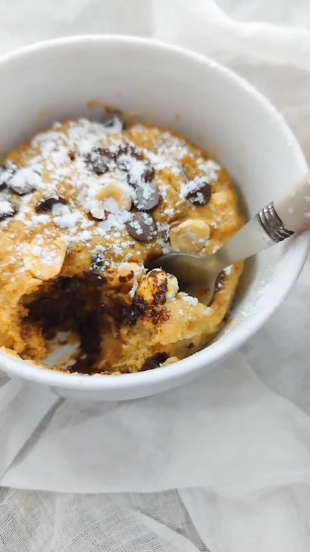 Foto del paso 3 de la receta: Mug Cake de plátano, chocolate y avellanas en microondas